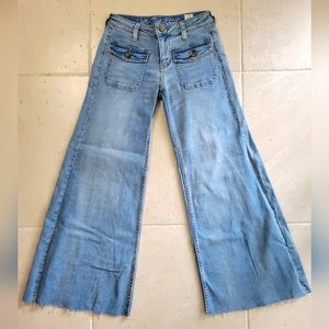 Free People. Bell bottom jeans. Regular. Low rise. Size 27
